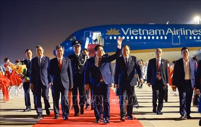 El primer ministro Pham Minh Chinh llega al aeropuerto internacional de Tianjin-Binhai, iniciando su visita de trabajo para asistir a la Cumbre de la Organización de Cooperación de Shanghái (OCS) 2025 y realizar actividades en China. (Fuente: VNA)