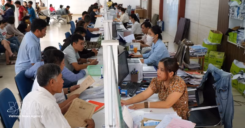Personas realizan trámites en el centro de servicios integrales de la ciudad de Da Nang. (Foto: VNA)