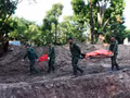 Las fuerzas realizan la labor de búsqueda y recolección de restos de mártires de guerra en el parque de Le Thi Rieng. (Foto: Nhan Dan)
