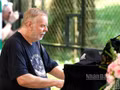 [Video] Rick Wakeman toca el piano en pleno bosque de Tam Dao