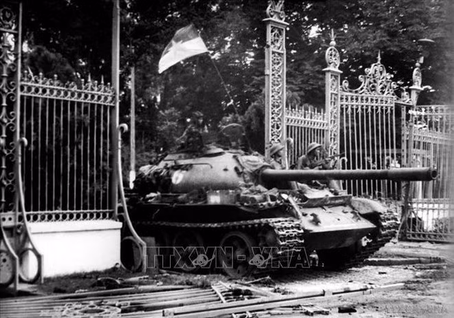 El tanque del Ejército de Liberación entra al Palacio de la Independencia a mediodía del 30 de abril de 1975, marcando la victoria de la guerra de resistencia contra Estados Unidos, la liberación del Sur y la reunificación nacional. (Foto: VNA)