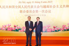 El presidente de la Asamblea Nacional, Tran Thanh Man, y el presidente del Comité Permanente de la Asamblea Popular Nacional de China, Zhao Leji, presiden conjuntamente la primera reunión del Comité de cooperación entre las dos agencias, organizada en agosto de 2025 en Hanói. (Foto: VNA)
