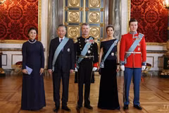 El secretario general del Partido Comunista y presidente de Vietnam, To Lam, y su esposa, Ngo Phuong Ly, posan para una foto con el rey Federico X, la reina María y el príncipe heredero Christian de Dinamarca. (Foto: VNA)