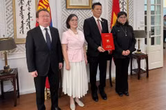 La embajadora de Mongolia, Ganbaatar Hulan, y representantes de la Universidad de Cultura y Arte de Mongolia entregan el título de 'Profesor Honorario' al director Le Quy Duong. (Foto: Nhan Dan)