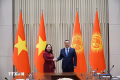 La vicepresidenta de Vietnam, Vo Thi Anh Xuan, y el presidente de Kirguistán, Sadyr Japarov. (Foto: VNA)