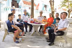 La alegría de los niños al recibir los regalos del Festival del Medio Otoño del Comité Popular de la zona especial de Truong Sa. (Foto: qdnd.vn)