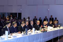 El secretario general del Comité Central del Partido Comunista de Vietnam y presidente del Estado, To Lam, y el rey de Dinamarca, Federico X, asisten al foro empresarial entre ambos países. (Foto: VNA) 