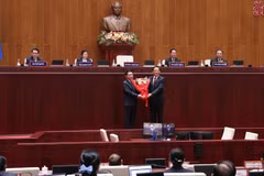 El presidente de la Asamblea Nacional de Laos, Sonexay Siphandone, felicita al recién elegido primer ministro, Saleumxay Kommasith. (Foto: Nhan Dan)