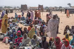 Refugiados sudaneses esperan por alimentos en Adre, República del Chad. (Foto: Xinhua/VNA)