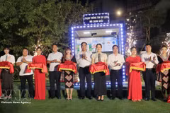 En la inauguración de una calle inteligente integrada con un mapa turístico digital en la comuna de Mu Cang Chai, como parte del Festival de la Temporada Dorada 2026. (Foto: VNA)