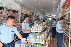 La fuerza de gestión del mercado de la provincia de Lao Cai intensifica las inspecciones y el control de mercancías en los establecimientos comerciales. (Foto: Nhan Dan)