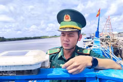El mayor Phan Minh Vuong, jefe del Puesto de Control de la Guardia Fronteriza de Ganh Hao (dependiente de la Guardia Fronteriza de la provincia de Ca Mau), inspecciona el Sistema de Monitoreo de Buque (VMS) en un barco pesquero. (Foto: VNA)