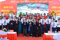 [Foto] Alto dirigente asiste al inicio del nuevo curso escolar en Escuela General con Internado para Minorías Étnicas en Bac Ninh