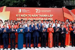 [Foto] Líder partidista asiste a ceremonia conmemorativa del 70º aniversario de Universidad de Ciencia y Tecnología de Hanói