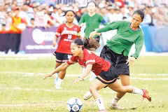 Un momento del partido entre Luc Yen (de la provincia de Lao Cai) y Dak Doa (de la provincia de Gia Lai), el 29 de agosto de 2026, en el estadio de Nghia Lo, provincia de Lao Cai. (Foto: Nhan Dan)
