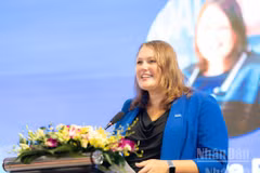 Kendra Rinas, jefa de Misión de la OIM en Vietnam, interviene en la cita. (Foto: Nhan Dan)