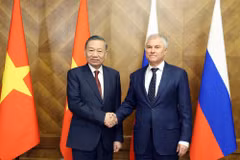 El secretario general del Partido Comunista y presidente de Vietnam, To Lam, se reúne con el presidente de la Duma Estatal de Rusia, Vyacheslav Volodin. (Foto: VNA)
