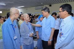 El primer ministro Le Minh Hung visita a los niños pacientes que reciben tratamiento en el Hospital K - Tan Trieu (Foto: chinhphu.vn)