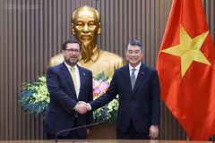 El primer ministro de Vietnam, Le Minh Hung, y el ministro de Relaciones Exteriores de Chile, Francisco Pérez Mackenna. Foto: chinhphu.vn 