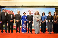 El embajador vietnamita Nguyen Manh Cuong (centro) y la secretaria de Estado del Ministerio de Asuntos Exteriores de Bangladés, Shama Obaed Islam, (cuarta por la derecha), junto con varios embajadores de la Asean. (Foto: Embajada de Vietnam en Bangladés)