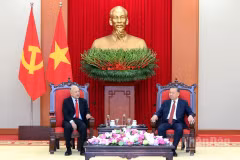 El secretario general del Partido Comunista y presidente de Vietnam, To Lam, recibe al coordinador nacional del Partido del Trabajo de México, Alberto Anaya Gutiérrez. (Foto: Nhan Dan)