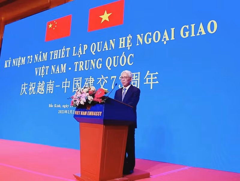 El embajador de Vietnam en China, Pham Sao Mai, habla en el evento. 