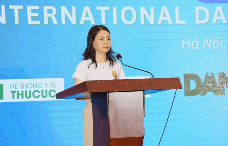 La vicecanciller Nguyen Minh Hang habla en el evento.