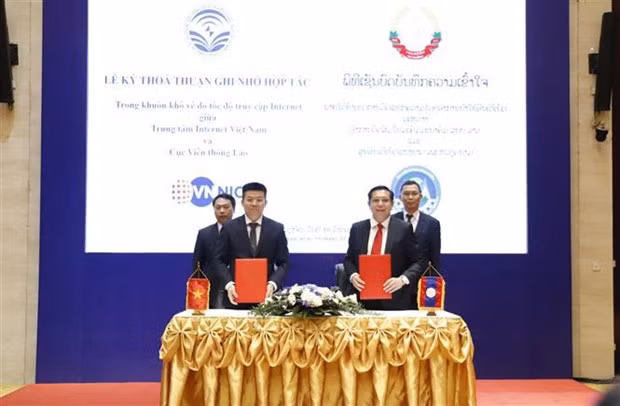 El Centro Nacional de Internet de Vietnam firmó memorandos de entendimiento con el Centro Nacional de Internet de Laos y el Departamento de Telecomunicaciones de Laos. (Fuente:VNA)