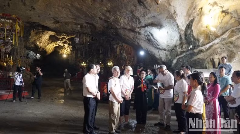 Un grupo de expertos visita la cueva Tam Thanh en la ciudad de Lang Son.