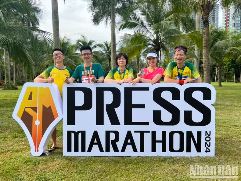 Los corredores del periódico Nhan Dan que participan en la carrera.