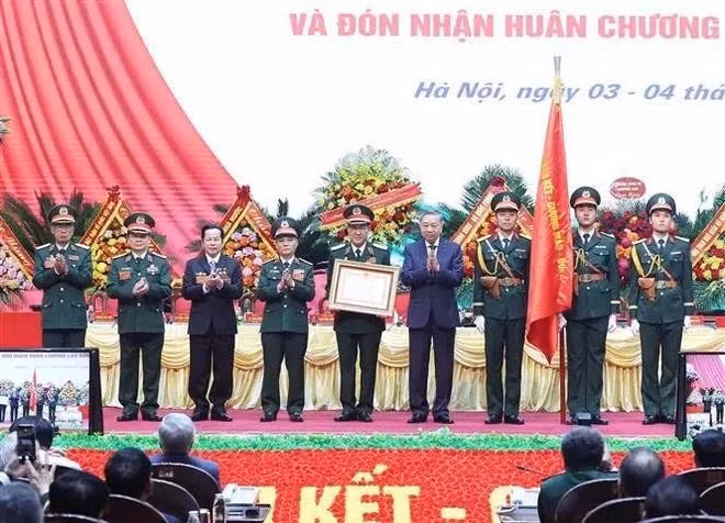 El secretario general del Partido Comunista de Vietnam, To Lam (cuarto, a la derecha), entrega la Orden del Trabajo de primera clase a la AVGV en reconocimiento a sus grandes contribuciones al desarrollo socioeconómico del país. (Foto: VNA) El secretario general del Partido Comunista de Vietnam, To Lam (cuarto, a la derecha), entrega la Orden del Trabajo de primera clase a la AVGV en reconocimiento a sus grandes contribuciones al desarrollo socioeconómico del país. (Foto: VNA)