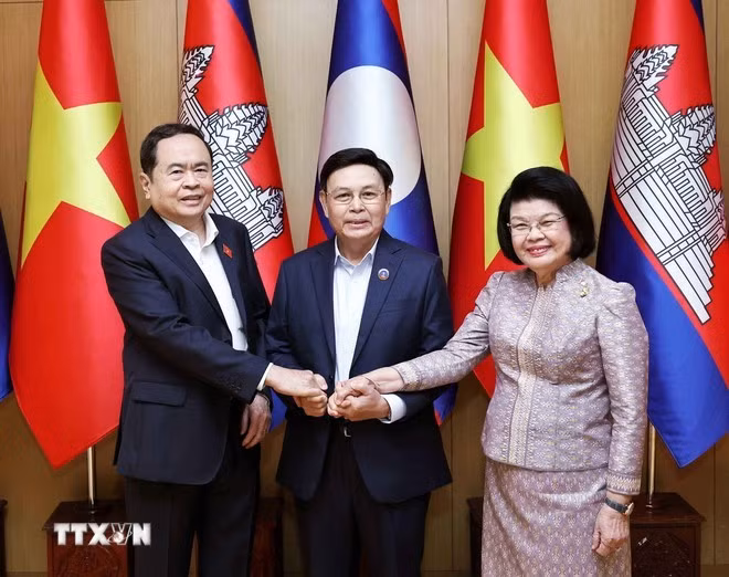Los dirigentes legislativos de Vietnam, Tran Thanh Man (a la izquierda); de Laos y presidente de la Asamblea Interparlamentaria de la Asean, Saysomphone Phomvihane; y de Camboya, Samdech Khuon Sudary.