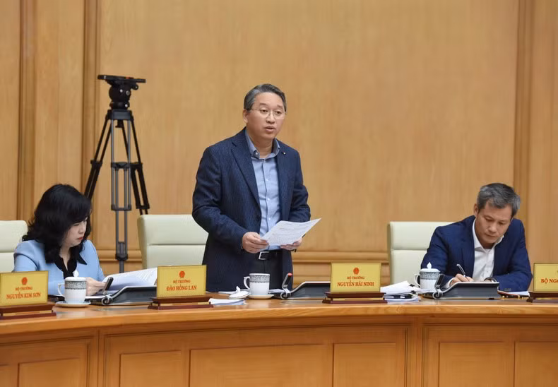 El ministro de Justicia, Nguyen Hai Ninh, presenta su opinión.