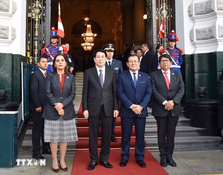 El presidente de Vietnam, Luong Cuong, y el titular del Congreso de Perú, Eduardo Salhuana.