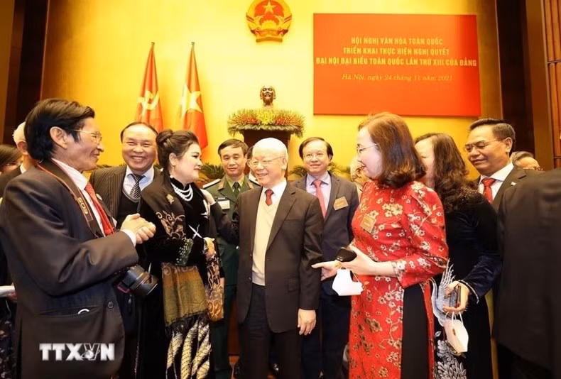 El secretario general del CPV, Nguyen Phu Trong, y los participantes en la Conferencia Nacional de Cultura para llevar a la práctica la Resolución del XIII Congreso Nacional del CPV, celebrada el 24 de noviembre.