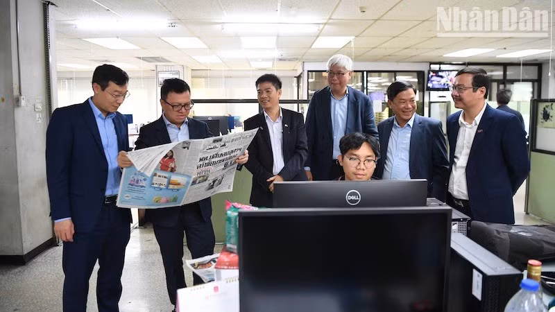 La delegación visita el editorial del Grupo de Prensa Matichon.