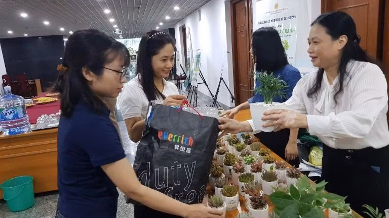 Intercambio de basura por plantas en el lobby de reuniones.