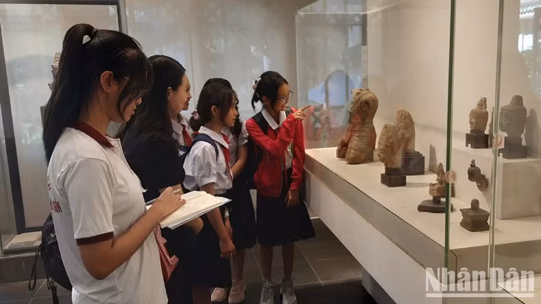 Estudiantes visitan el Museo de Historia de Ciudad Ho Chi Minh.
