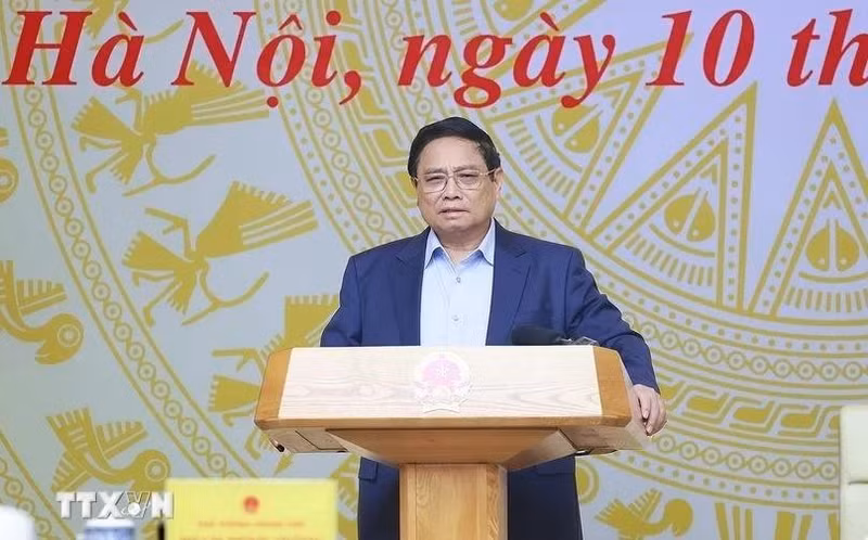 El primer ministro de Vietnam, Pham Minh Chinh, preside la primera reunión del Comité Directivo Central para la erradicación de las viviendas temporales y deterioradas. (Foto: VNA)
