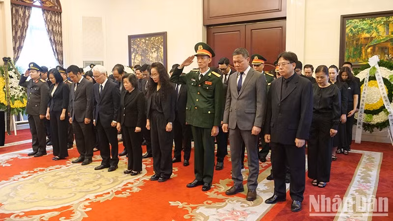  Embajada de Vietnam en China rinde homenaje al secretario general del PCV