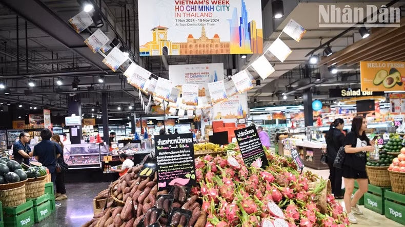 El boniato y la fruta de dragón de Vietnam también están presentes en el mercado de Central Group en Udon Thani.