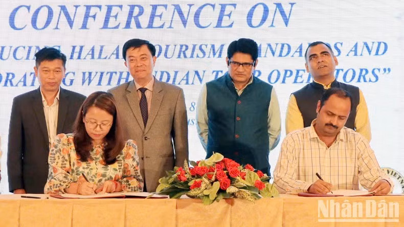 Las empresas Lam Dong y la India firman acuerdos de cooperación en el desarrollo del turismo y servicios. Las empresas Lam Dong y la India firman acuerdos de cooperación en el desarrollo del turismo y servicios.