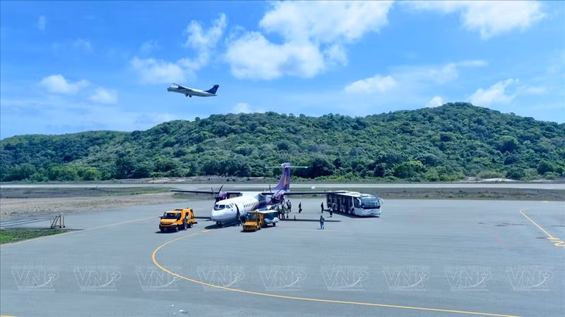 La pista del aeropuerto de Con Dao es una de las más interesantes del mundo y ambos extremos dan al mar. (Fuente: Revista Ilustrada de Vietnam)