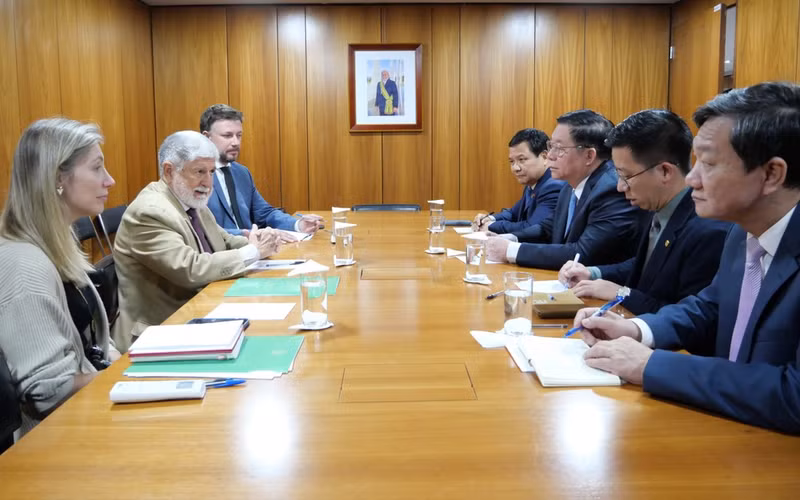 Nguyen Trong Nghia, miembro del Buró Político y jefe de la Comisión de Propaganda y Educación del Comité Central del Partido Comunista de Vietnam, y la delegación vietnamita realizan una visita de cortesía a Celso Amorim, asesor especial del presidente Lula da Silva. (Fuente: VNA)