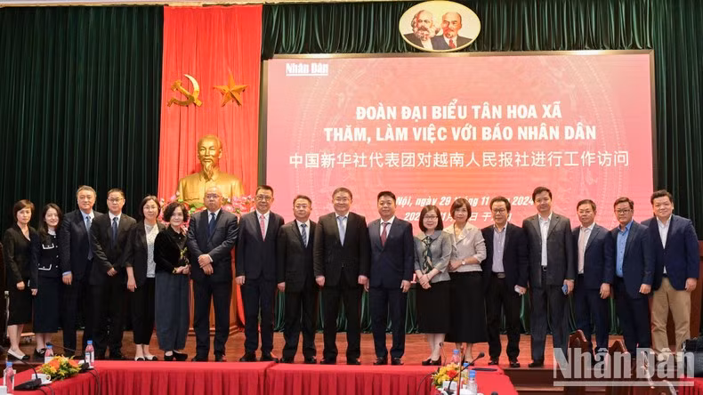 El subdirector editorial del periódico Nhan Dan Que Dinh Nguyen y el editor en jefe adjunto de la Agencia de Noticias Xinhua de China Ren Weidong y los delegados en la reunión. (Foto: The Dai)