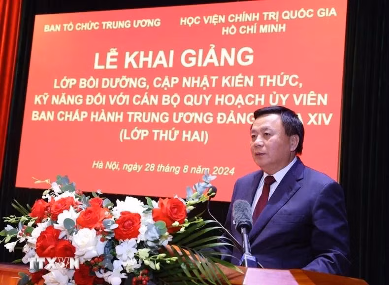 El miembro del Buró Político y presidente del Consejo Teórico Central del Partido Comunista de Vietnam y director de la Academia Nacional de Política Ho Chi Minh, Nguyen Xuan Thang. El miembro del Buró Político y presidente del Consejo Teórico Central del Partido Comunista de Vietnam y director de la Academia Nacional de Política Ho Chi Minh, Nguyen Xuan Thang.