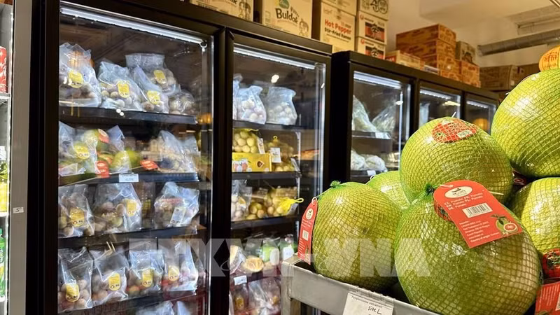 Frutas vietnamitas se venden en un supermercado en Francia (Fuente: VNA)