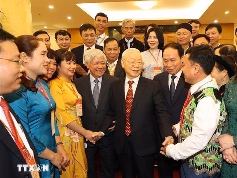 El secretario general del CPV, Nguyen Phu Trong, y los delegados en la conferencia nacional para honrar a los presidentes de los comités del Frente de la Patria a nivel comunal y a los jefes del Comité de Trabajo del Frente.
