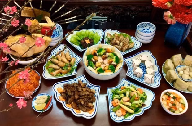 Bandejas de comidas para la cena en vísperas del Año Nuevo Lunar. (Fuente: afamily.vn)