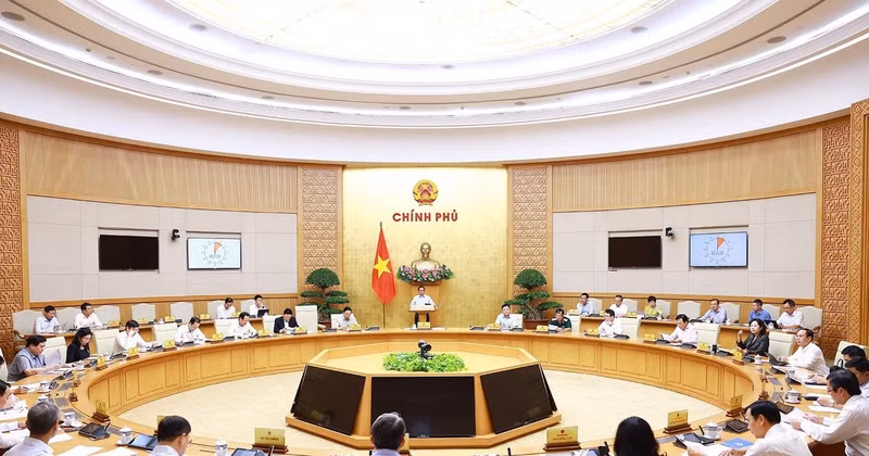 El primer ministro de Vietnam, Pham Minh Chinh, preside en Hanói una reunión gubernamental sobre elaboración de leyes. (Fuente: VNA)